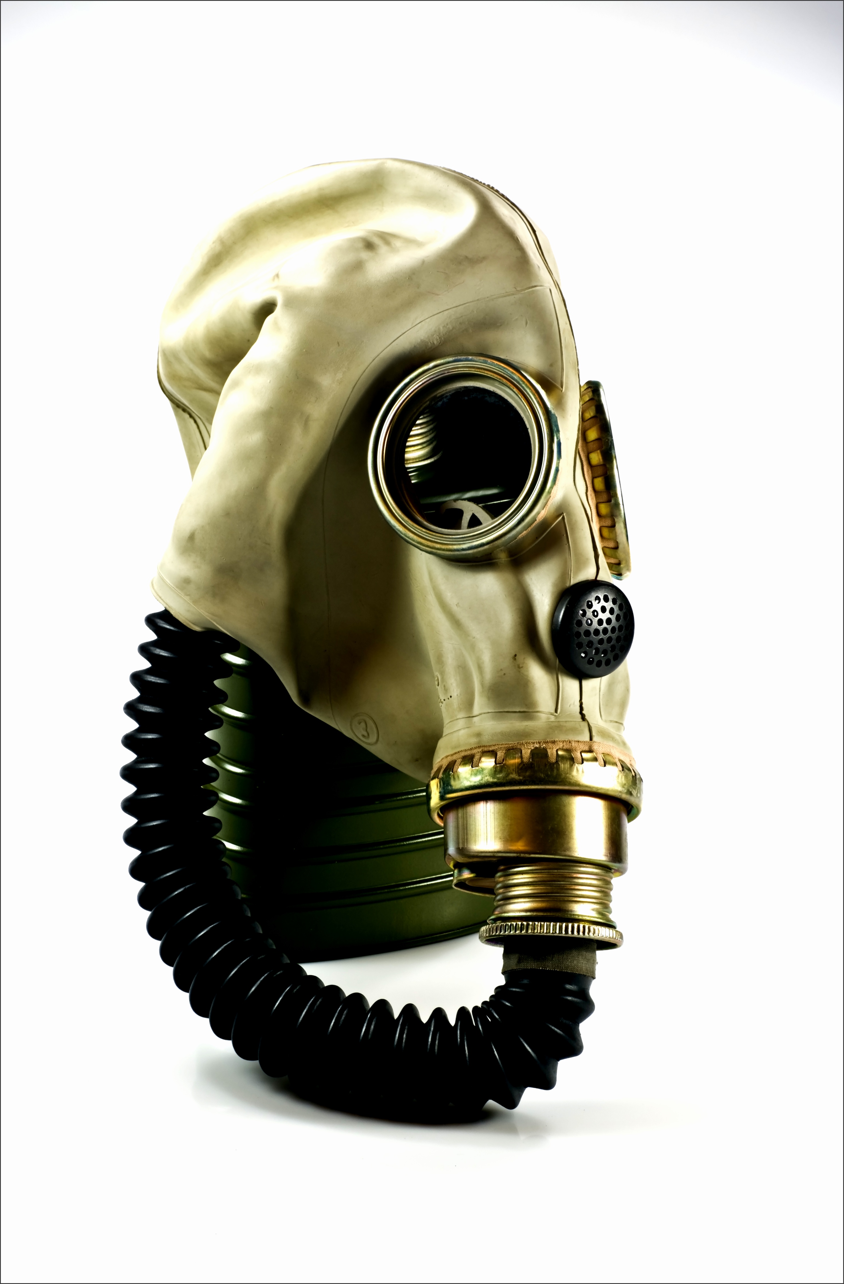 A Polish MUA gas mask used in the 1970s and 1980s